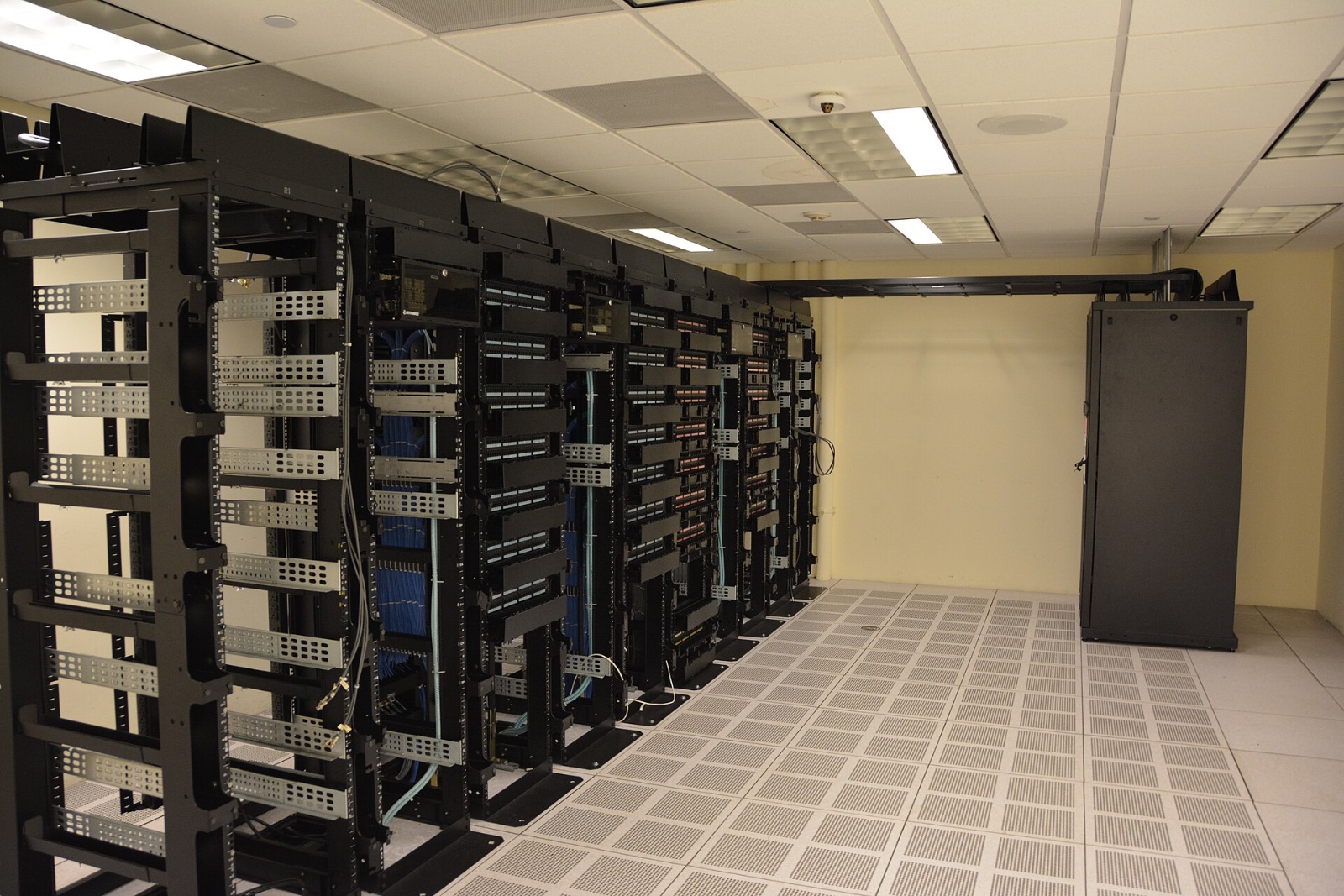 Data centre server infrastructure. As AI computing capacity expands, cooling and energy efficiency are becoming increasingly important considerations for operators. | credit:Carl Lender / Wikimedia Commons, CC BY 2.0