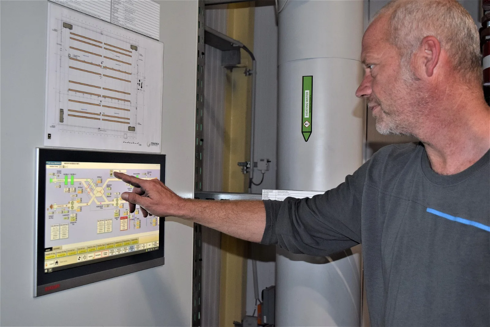 Operator monitoring a building management system used to track building equipment and operational performance. | credit:Sandra Wilson / U.S. Army Garrison Benelux / Public Domain